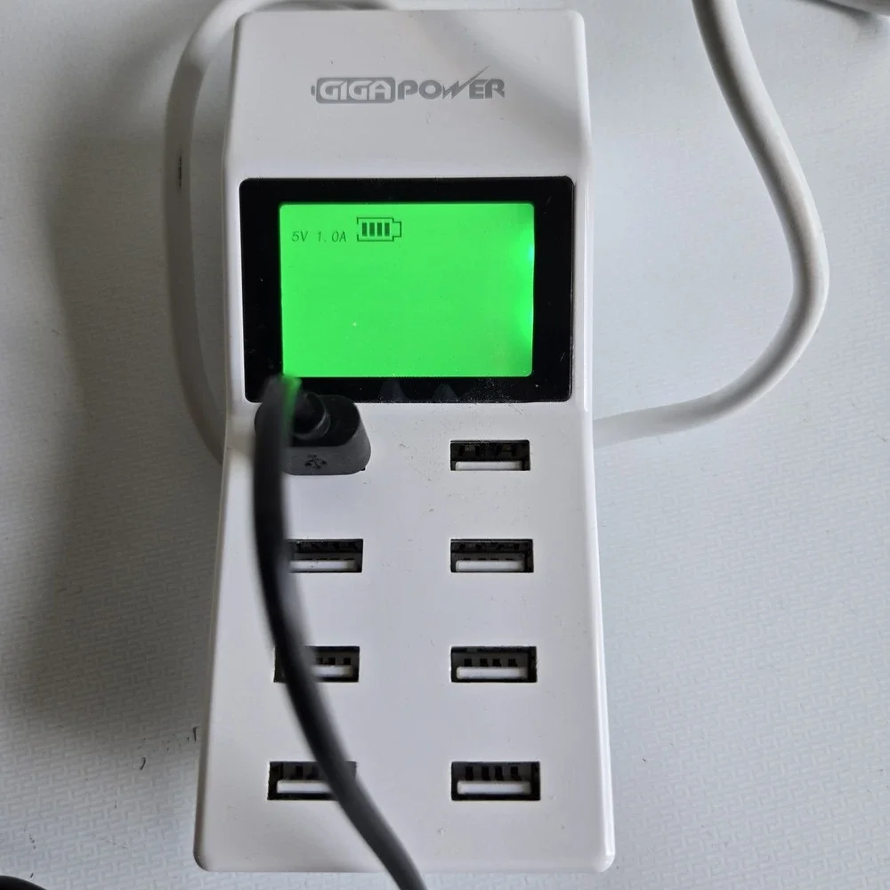 Gigapower‎ 8 USB port hub Secure Fast charging 5V/8A Travel LCD charger YC-CDA6